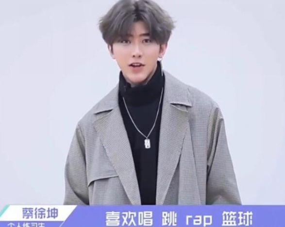打篮球蔡徐坤视频_蔡徐坤打篮球技巧_蔡徐坤打篮球的梗是怎么来的